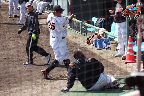 연습경기전 최준석과 히메네스